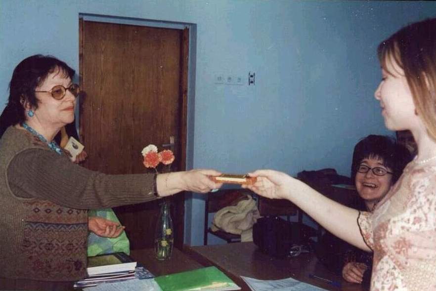 Директор ШЮФа Баш Людмила Михайловна вручает докладчику шоклоладку, 30 апреля 2004 года