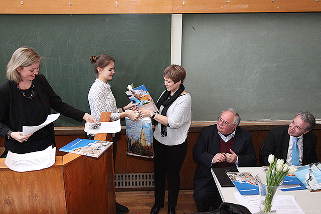 И.В.Тресорукова вручает подарки призером