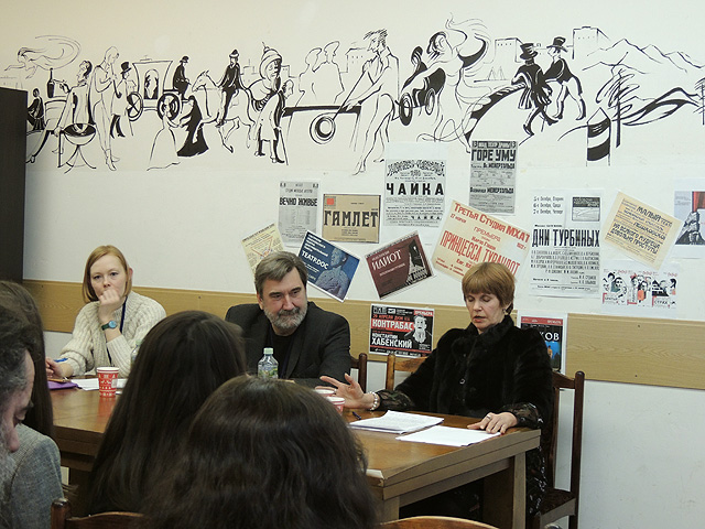 А.В. Назарова, М.М. Голубков, А.Ю. Большакова на заключительном пленарном заседании конференции в Пушкинской гостиной