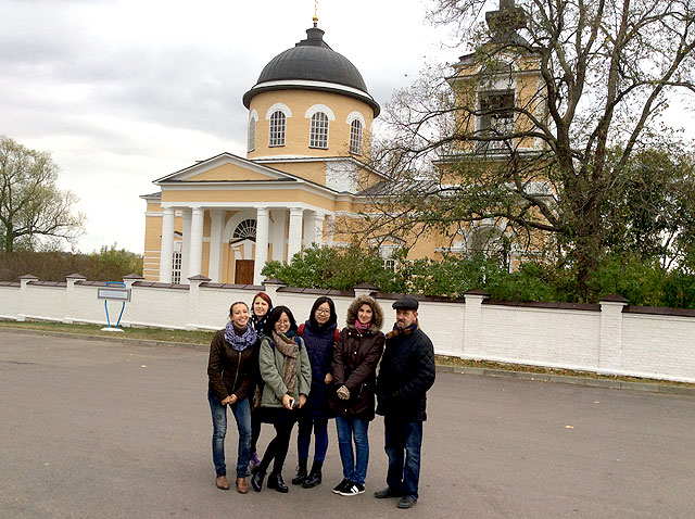 Студенты лермонтовского семинара на фоне церкви Архангела Михаила