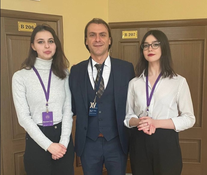 Профессор Восточно-Сараевского университета Марко Гуталь с Вероникой Кручининой и Аленой Либит