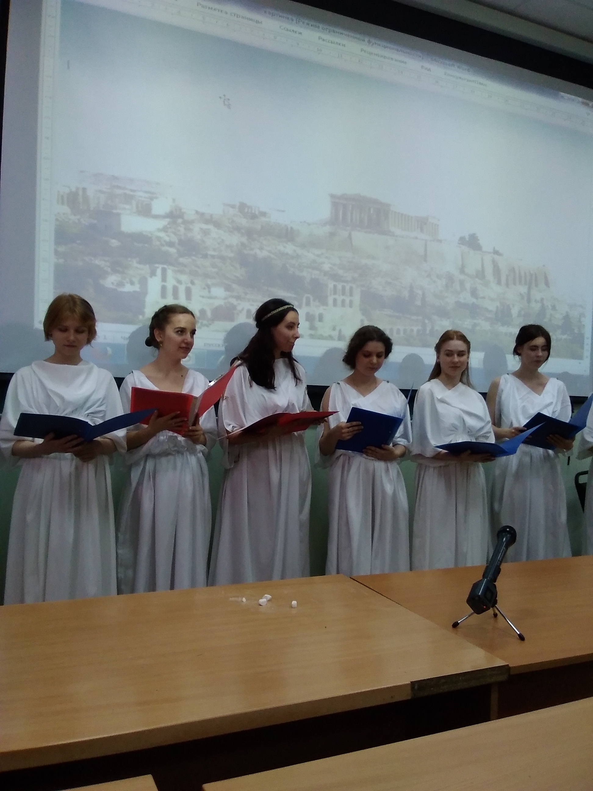 Хор студентов исполняет песни на латинском и греческом языках
